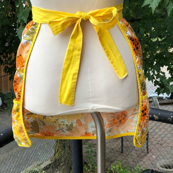 1970s Vera Deadstock Convertible Apron with Matching Tablecloth